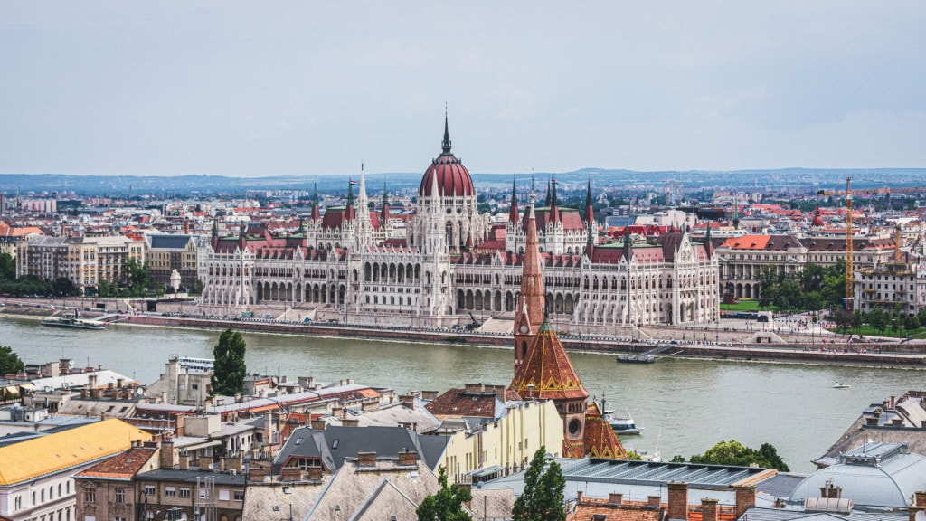 Widok z Baszty Rybackiej - Parlament w Budapeszcie